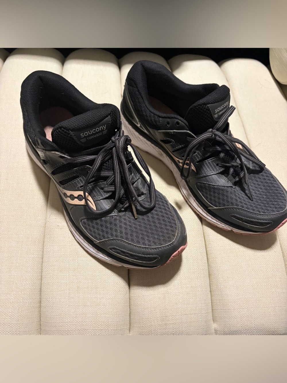 Saucony black women’s running shoe size 10 S15439-10